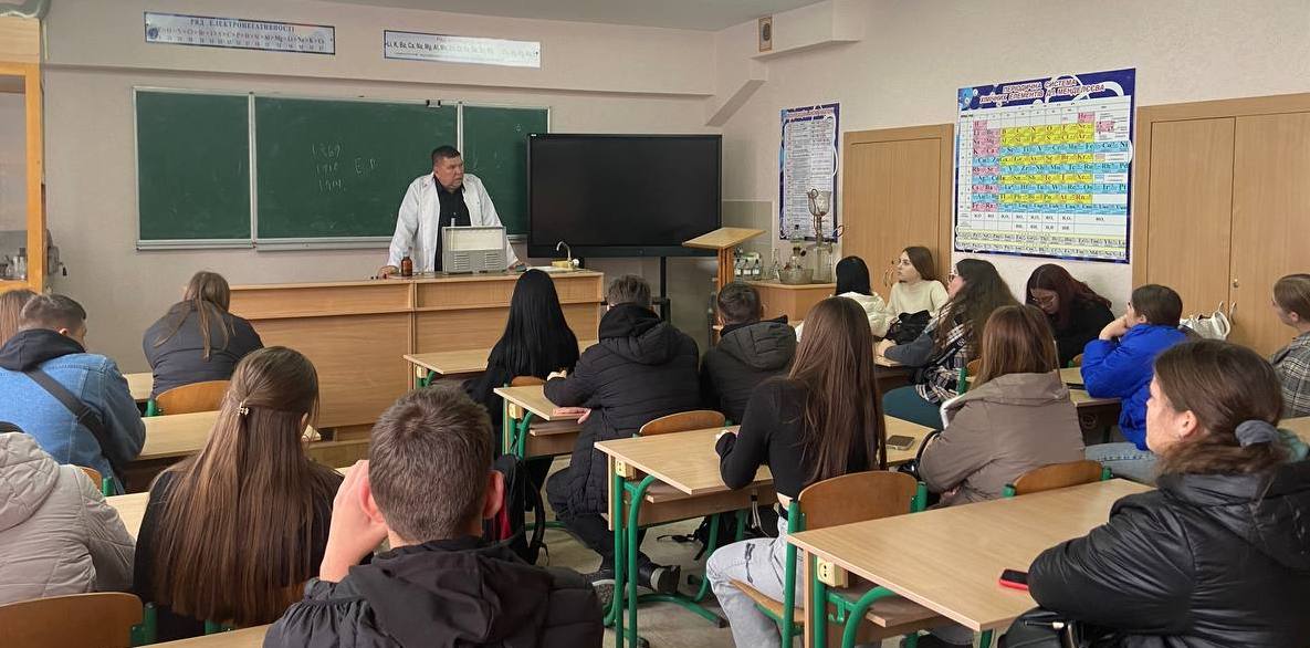 Доцент Микола Гладюк разом з студентами в лабораторії загальної хімії